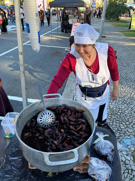 Street vendor cooking pinhões for sale,
Corpus Christi Day festival, Curitiba, June 4, 2026