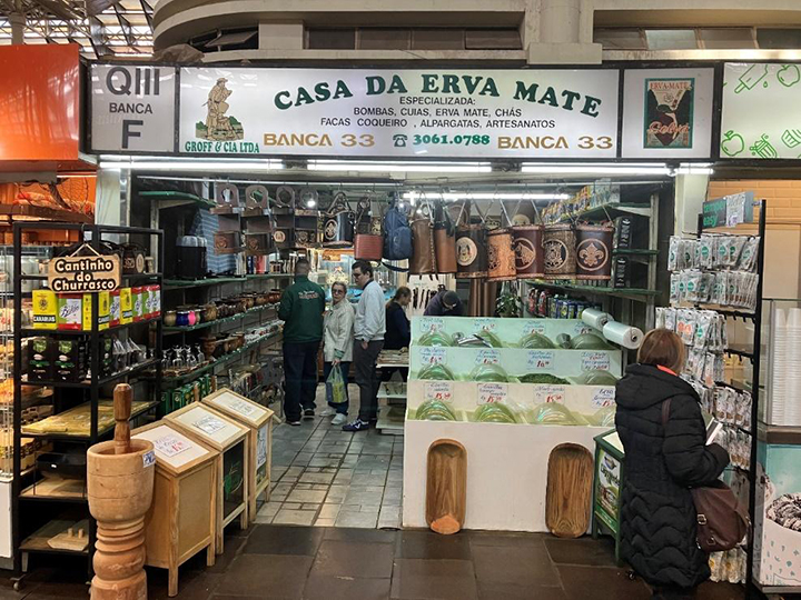 The “House of Erva Mate” in the public market in Porto Alegre, Rio Grande do Sul,
sells many types of erva mate and the paraphernalia needed for chimarrão